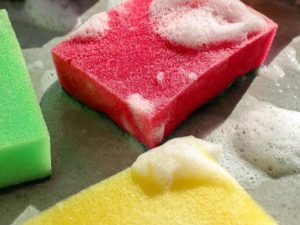 Confira alternativas mais sustentáveis e práticas para minimizar o impacto ambiental ao descartar esponja de cozinha.