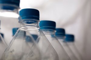 Descubra quais são os desafios e oportunidades dos plásticos PCR no Brasil e no mundo neste artigo completo.