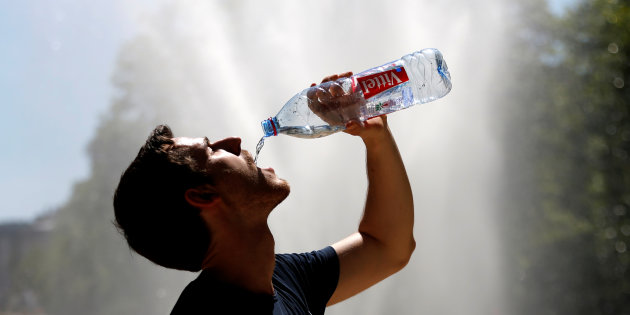 Agua em garrafa de plástico